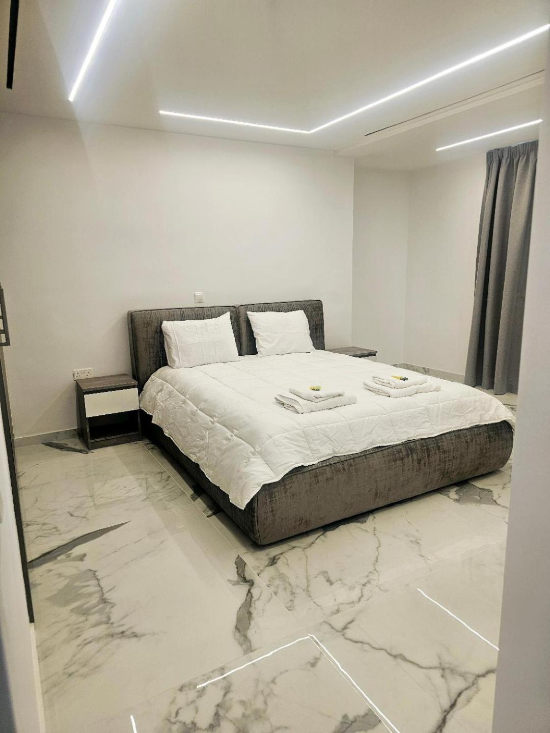 Deluxe Apartment Paphos Exteriör bild