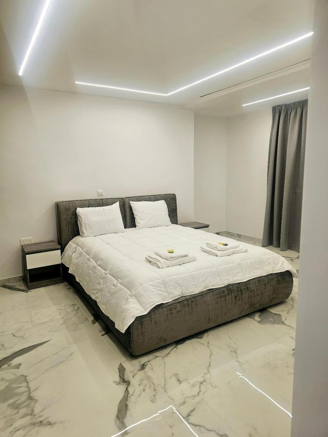 Deluxe Apartment Paphos Exteriör bild
