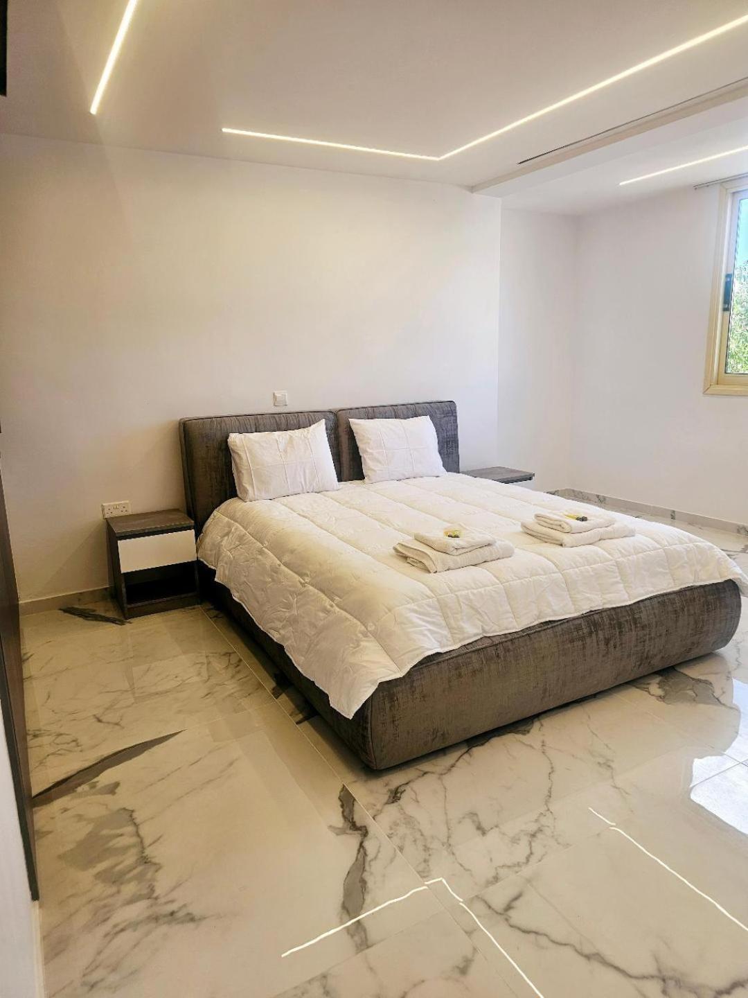 Deluxe Apartment Paphos Exteriör bild