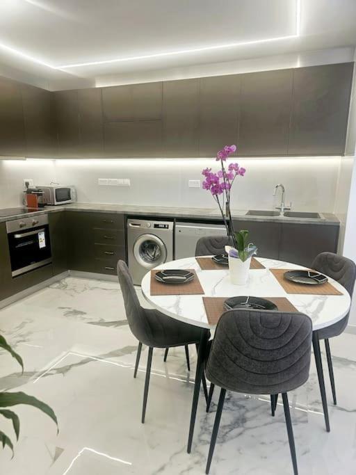 Deluxe Apartment Paphos Exteriör bild